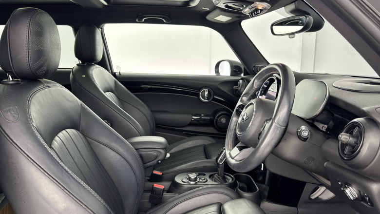 MINI Hatchback 135kW Cooper S Shadow Edition 33kWh 3dr Auto Electric Hatchback